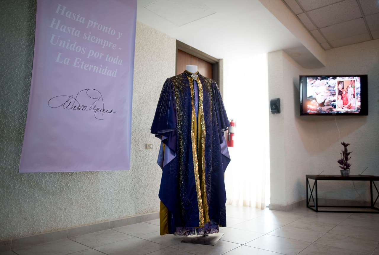 Mercado, al que distinguían sus capas fastuosas de colores brillantes con broches grandes y relucientes, señalaba hacia las cámaras con sus dedos en los que lucía anillos con grandes gemas mientras hacía las predicciones para cada signo.