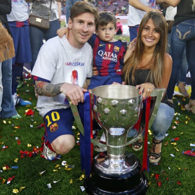 El jugador posó feliz junto al pequeño Thiago y su esposa junto al trofeo de la Champions League.