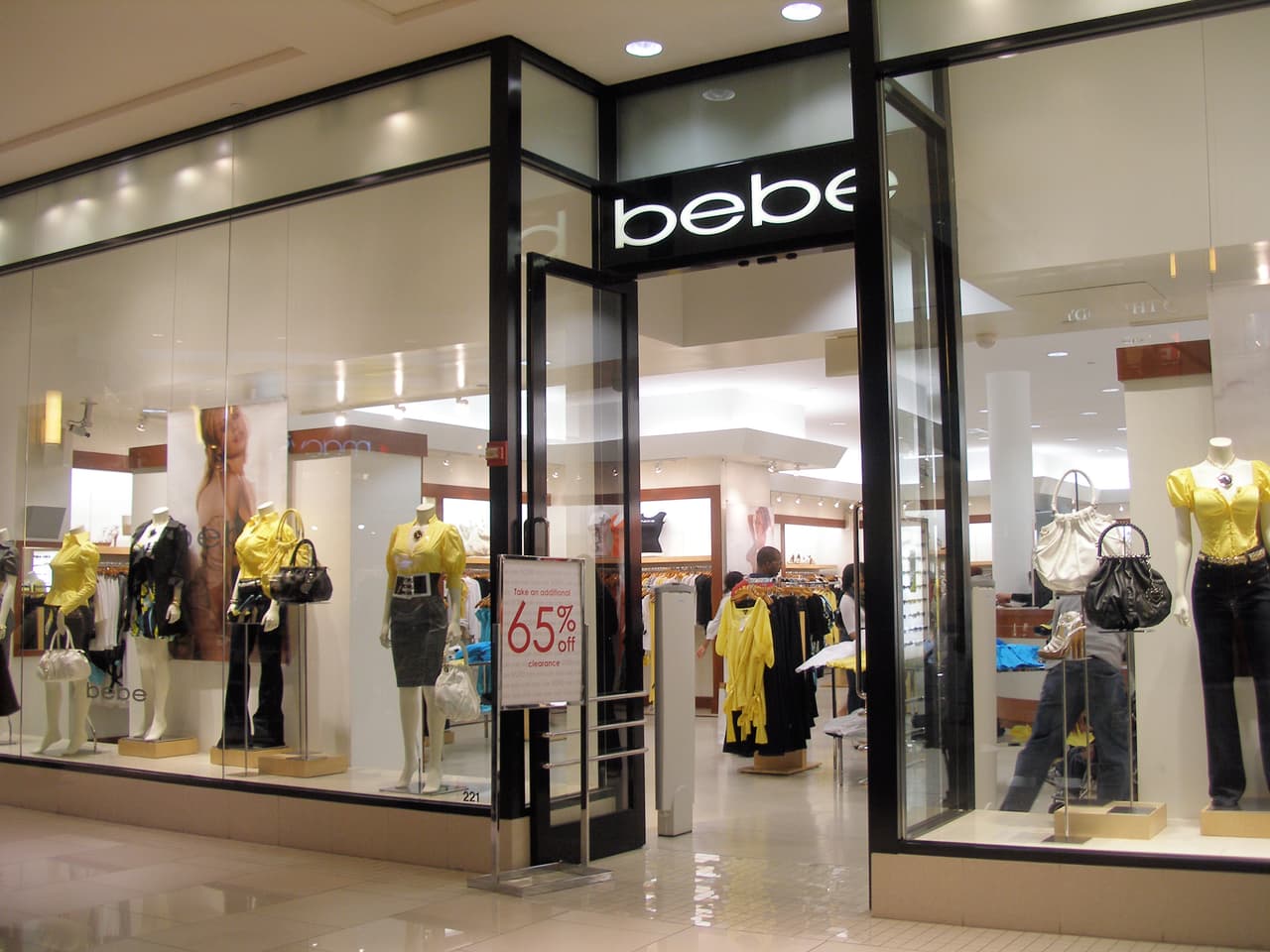 <b>Bebe</b>. Esta cadena de tiendas nació en 1976 en California. Como marca de ropa femenina sigue existiendo, pero
<a href="https://www.forbes.com/sites/laurengensler/2017/04/21/bebe-to-close-all-stores/#58b011774766">cerró el total de sus 168 locales minoristas en EEUU el año pasado</a> y despidió a cientos de sus empleados. Además vendió su principal edificio en Los Ángeles y cerró su estudio de diseño, acciones con las que pudo evitar la bancarrota. Si bien conserva algunos espacios fuera del país, ahora está ganando dinero con la licencia de su marca. Bebe tiene una nueva y única tienda en Nueva York, cerca del Empire State.