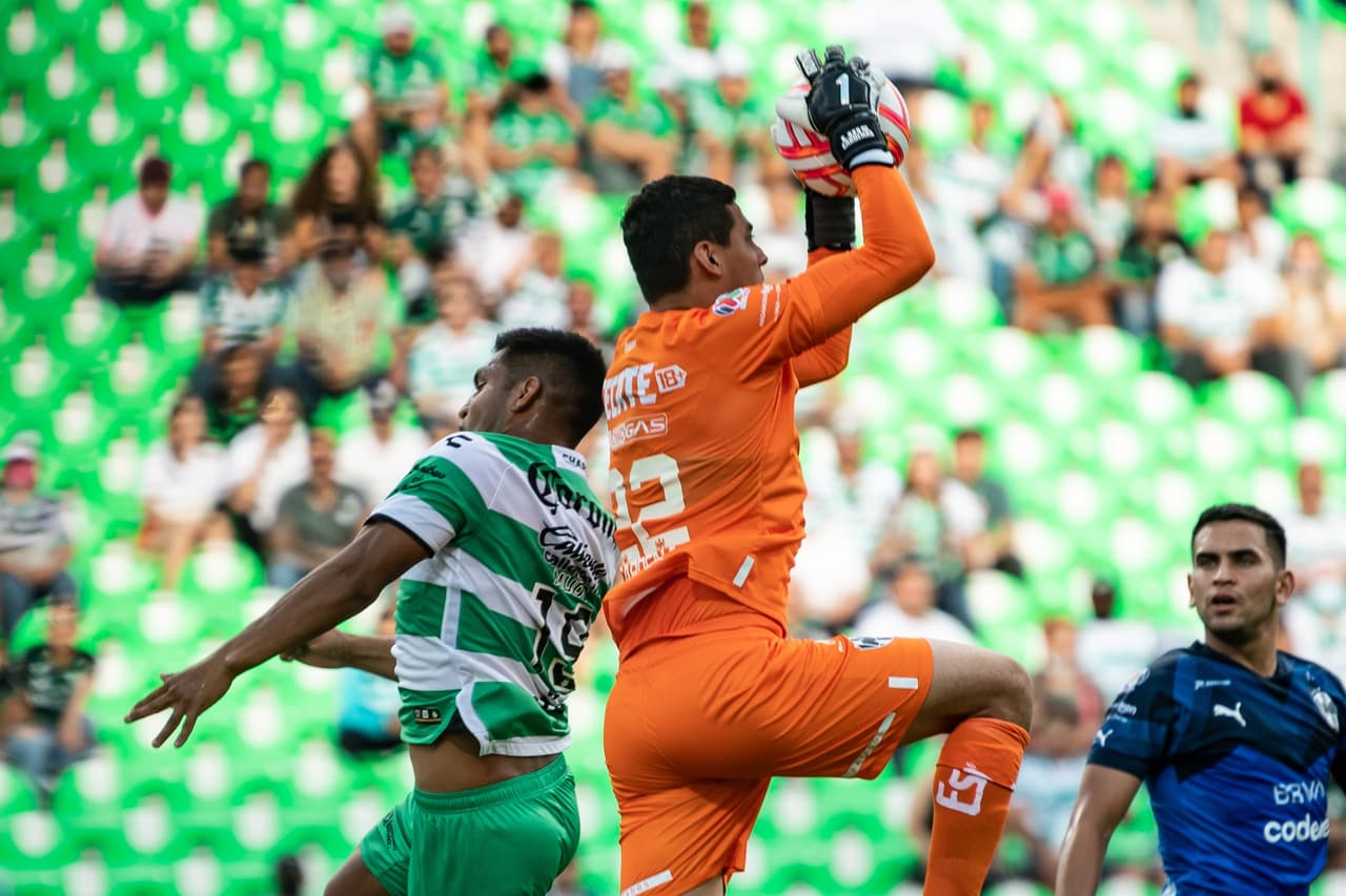 Santos logra una remontada de alarido para sacarle los tres puntos al Monterrey que no supo manejar la ventaja en el marcador.