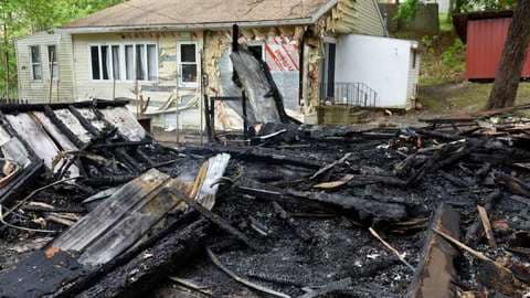 Laquan Madison, habitante del pueblo de Schodack
<i>, </i>Nueva York
<i>,</i> se despertó en la noche para ir al baño y vio cómo incendiaban el garaje de su casa: 
<b><a href="http://www.timesunion.com/7dayarchive/article/Schodack-police-probe-garage-fire-graffiti-as-11147194.php#photo-12908090">"Yo grité el nombre de mi esposa ... y todos salimos corriendo de la casa</a></b>". Además del incendio, los vándalos pintaron
<b> una esvástica y un epíteto racial pintado con aerosol.</b>
<br>