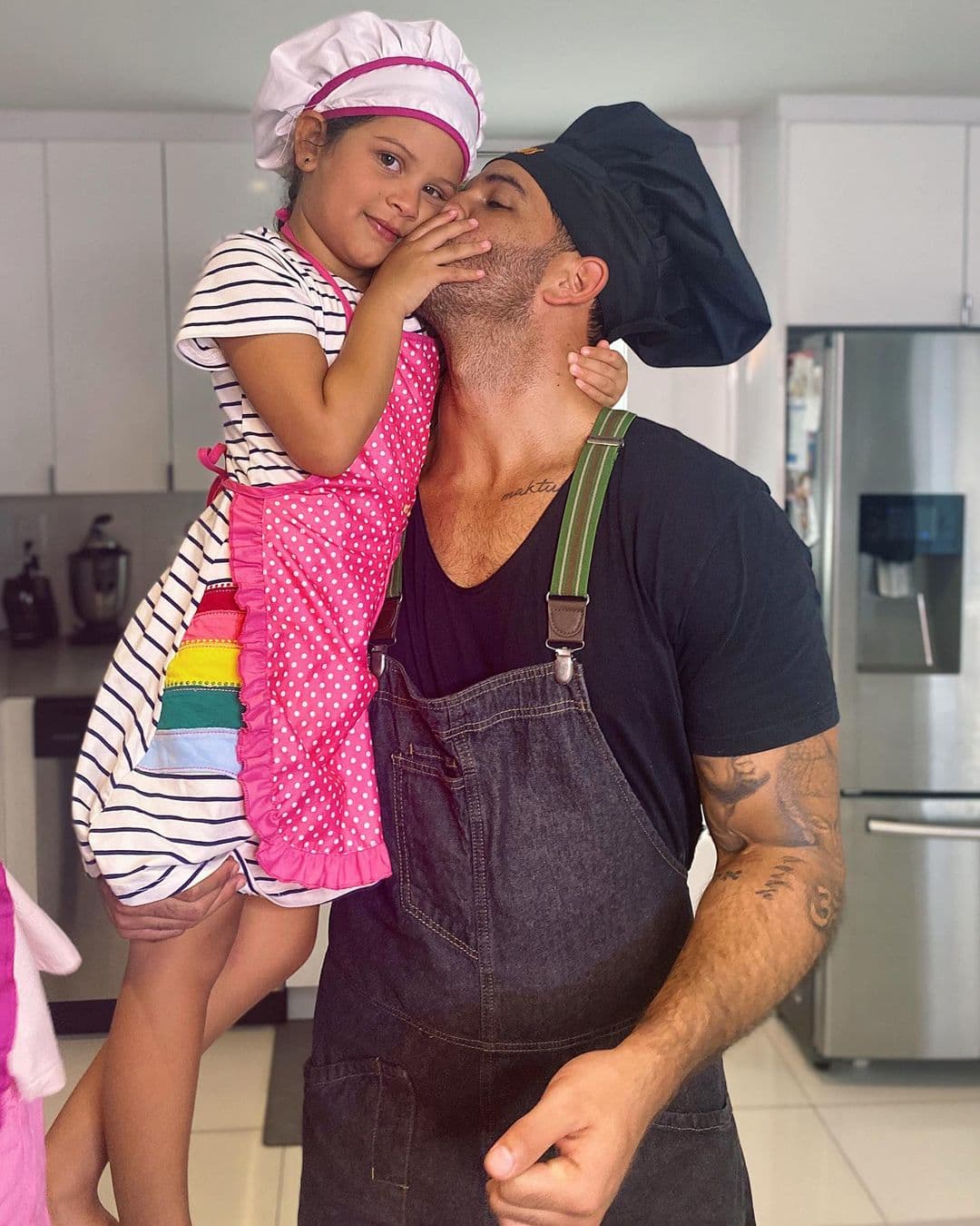Anabella es la otra 'muñeca' (como les dice de cariño) de nuestro experto en cocina. Esta linda niña adora cocinar junto a su papá.
