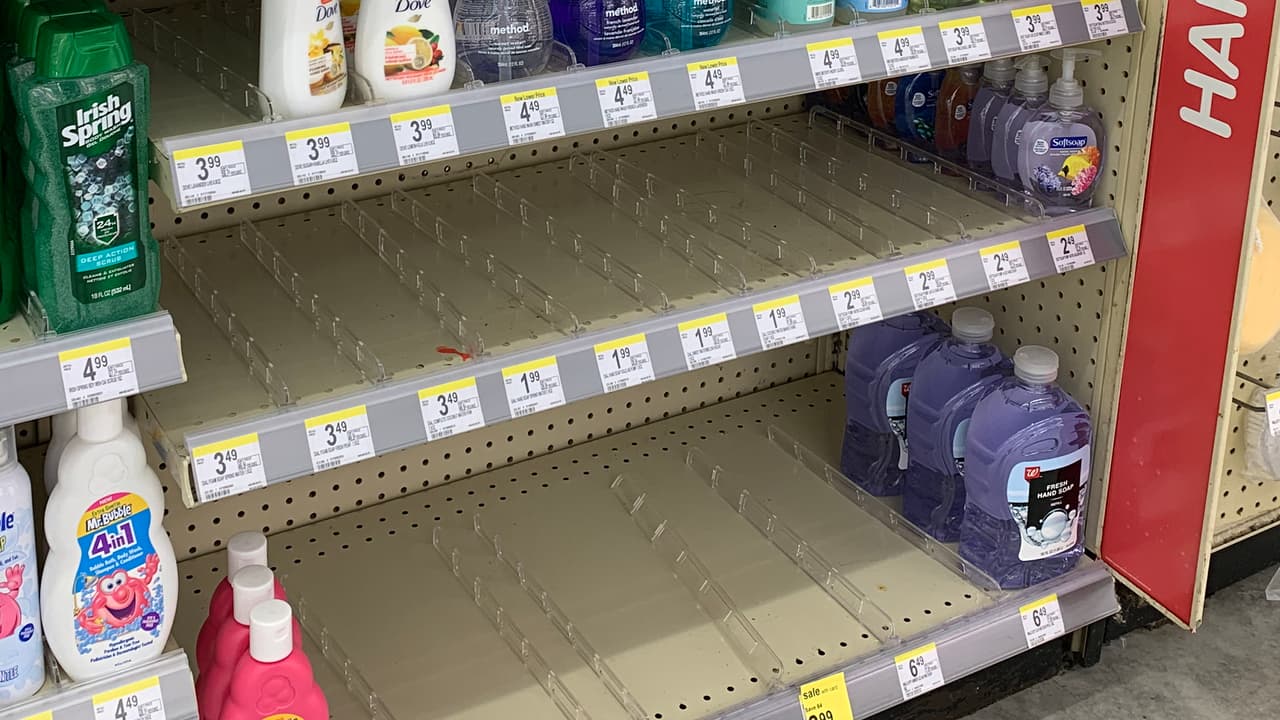 Nuestro recorrido también incluyó esta farmacia Walgreens de Houston donde las medidas de prevención contra el coronavirus ha hecho que el jabón líquido se venda en grandes cantidades.