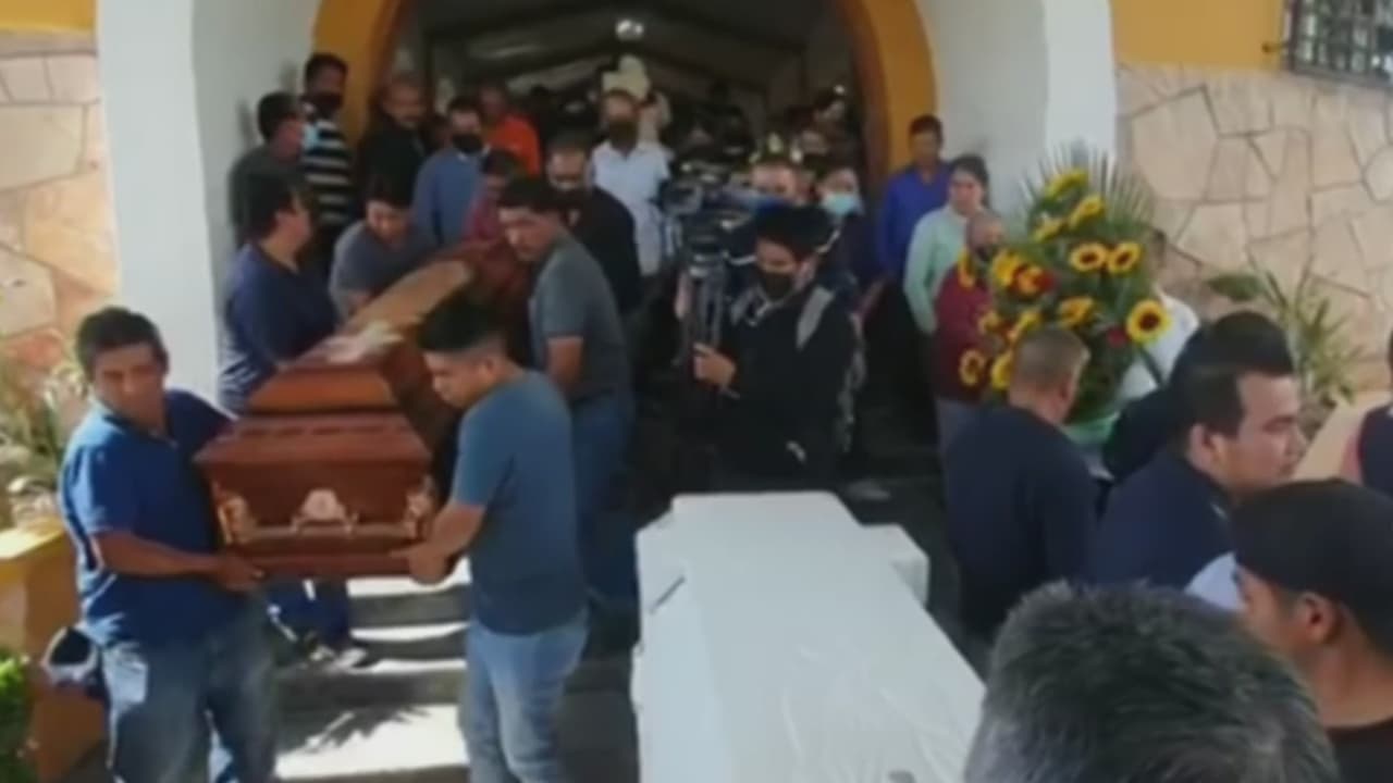 <b>"No se metían con nadie": cuatro hombres son confundidos y masacrados por unos sicarios</b>
<br>
<br>Cuatro hombres fueron confundidos por sicarios, quienes los masacraron sin piedad. Los jóvenes planeaban las fiestas de fin de año cuando fueron sorprendidos mortalmente. Ahora, sus familiares piden justicia a las autoridades.