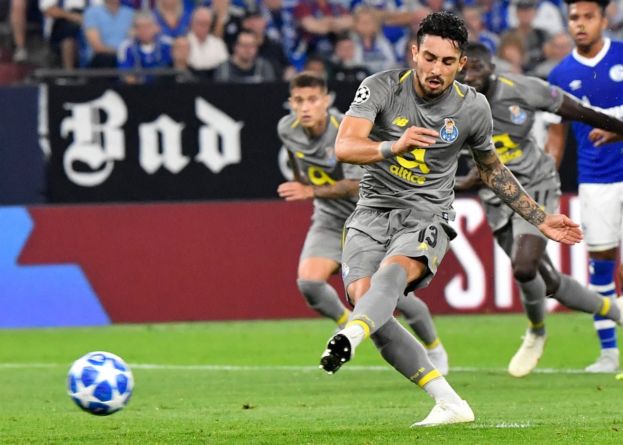 Aunque estaba 'HH' en el campo, fue Álex Telles el encargado de ejecutar la pena máxima.