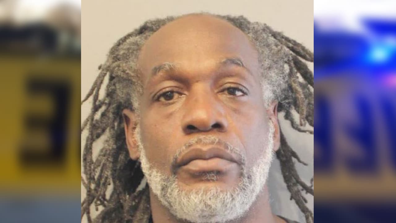 Tyrone Moultire, de 48 años, cargo por prostitución.