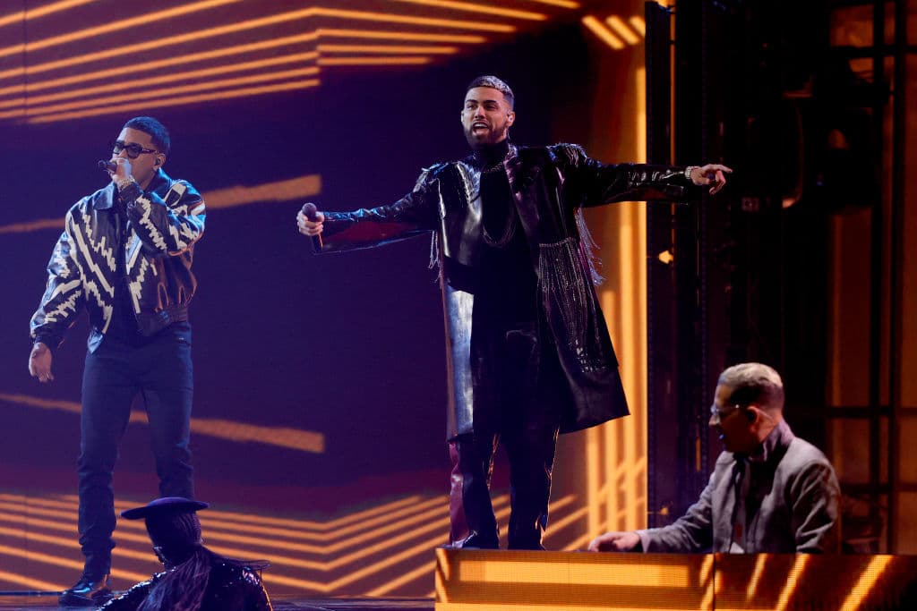 Con una combinación de lo tropical y lo urbano, 
<b><a href="https://www.univision.com/shows/latin-grammy/latin-grammy-2021-mike-towers-y-jay-wheeler-unen-su-show-con-dj-nelson-video" target="_blank">Myke Towers, Jay Wheeler y Dj Nelson</a></b> le dieron un toque diferente a la noche con los temas ‘Pin Pin’ y ‘La Curiosidad’.