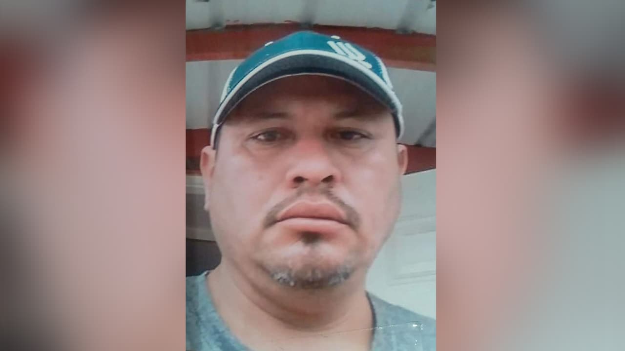 David González Reyes fue derribado por un joven sin aparente motivo el pasado 30 de julio, en una tienda de la ciudad de Trinity, ubicada a unas 90 millas al norte de Houston.
<br>
<br>El trauma lo ha mantenido por semanas en un estado de coma, indica su familia.