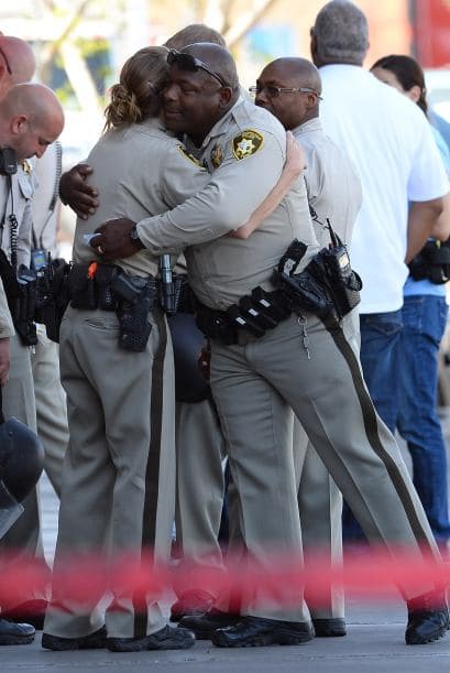 Y dispararon contra dos policías que almorzaban en el lugar.