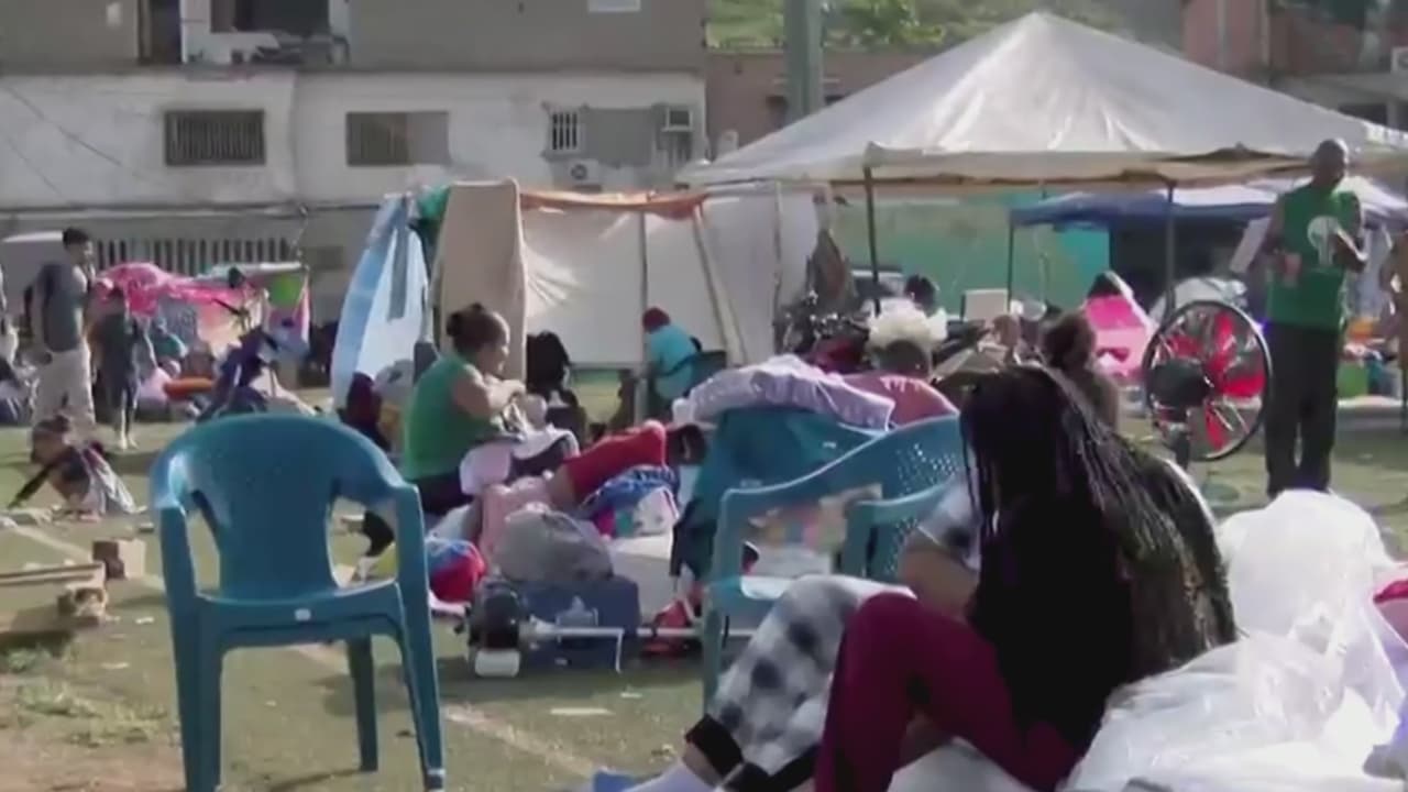Continúa contra reloj labores de rescate en La Guaira, Venezuela