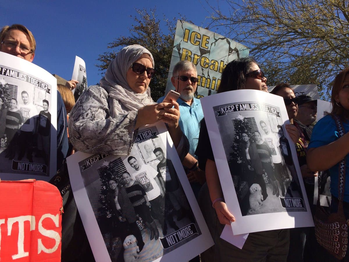 Manifestantes frente a las oficinas de ICE en Phoenix, antes del arresto de Guadalupe García.