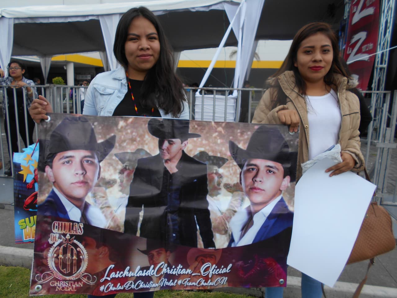 No importó el frio o la lluvia que amenazaba caer en el cielo mexiquense, las chicas iban dispuestas a convivir con su ídolo.