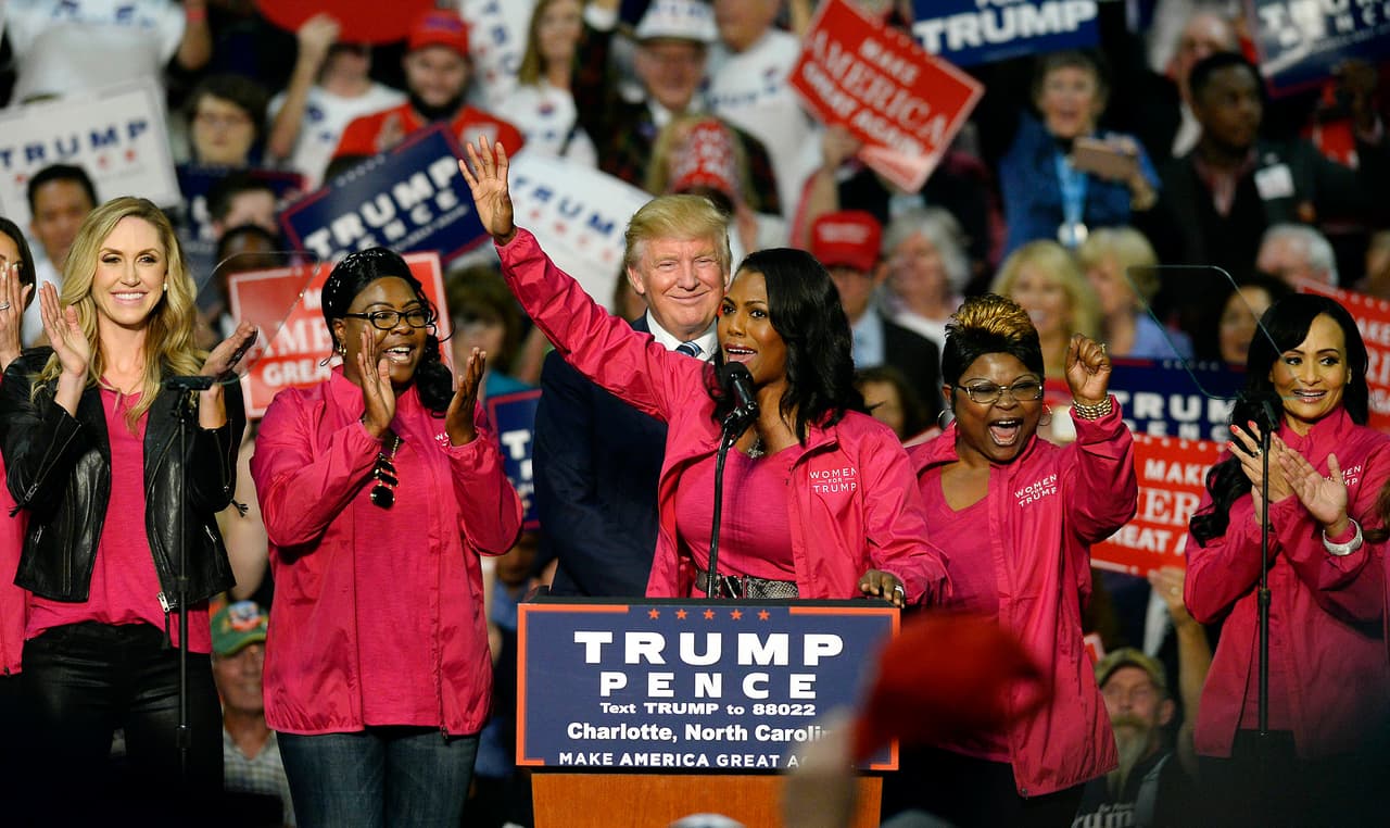Omarosa y otros miembros del movimiento 
<i>Women for Trump</i> (Mujeres por Trump) acompañan al entonces al candidato presidencial republicano en un mitin de campaña en Charlotte, Carolina del Norte, un mes antes de las elecciones presidenciales en 2016.