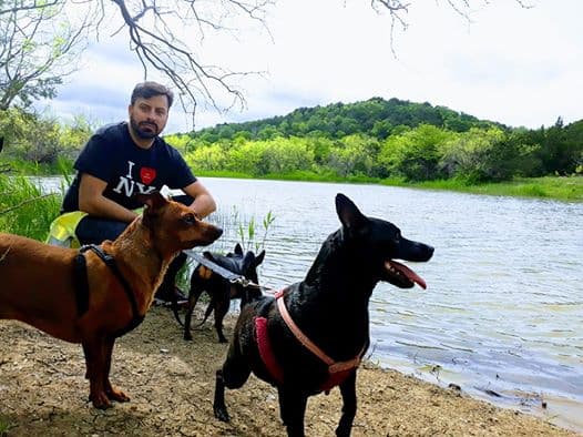 Raúl Torres muestra algunos de los perros con los que le gusta salir.
