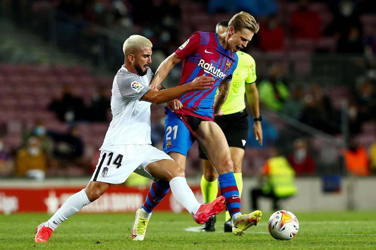 El Barcelona de Koeman perdía por temprana anotación del Granada por parte de Domingos Duarte al minuto 2’. Durante el partido agónico, la escuadra culé logró salvar el empate hasta los 90 minutos gracias al gol de Ronald Araújo, dejando el marcador 1-1 en la J5 de La Liga.