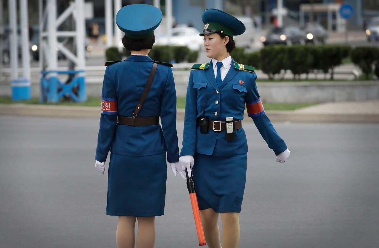 Se mueven con gracia, con entallados uniformes azules y tacones bajos en medio del tráfico de Pyongyang, capital de 
<b><a href="http://www.univision.com/temas/corea-del-norte" target="_blank">Corea del Norte</a></b>. Oficialmente conocidas como agentes de seguridad de tránsito, pero universalmente llamadas las ‘damas o las señoritas del tráfico: son un símbolo estético de la ciudad.