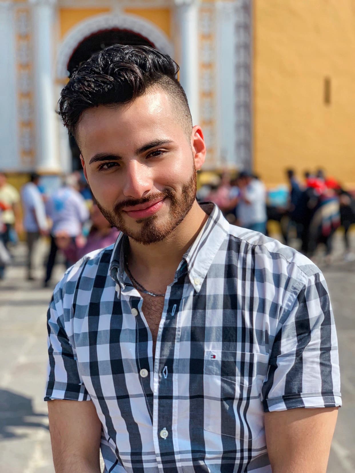 Eli, 24 años, México. Es cantante y ama componer canciones.