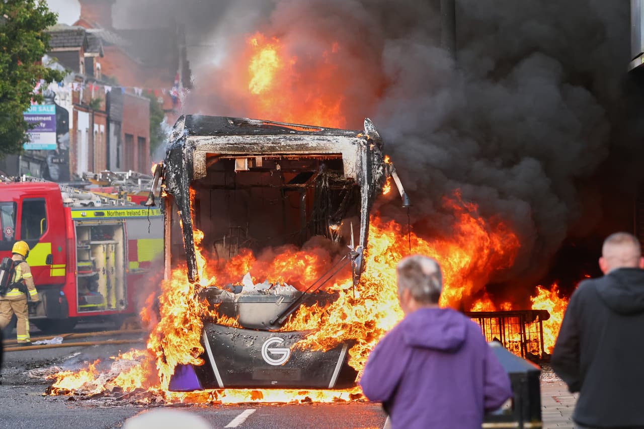 Estallan las protestas antiinmigrantes en Irlanda del Norte luego de que un hombre fuera acusado de intento de asesinato
