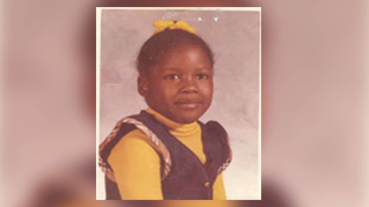 <h3 class="cms-H3-H3">Harriett Riley</h3>
<br>La pequeña de 6 años salió a jugar a un parque cercano a su residencia la tarde del 
<b>9 de enero de 1975</b>. Cuando no regresó a casa, su madre se preocupó y presentó un informe de persona desaparecida. Al día siguiente, la menor fue 
<b>descubierta en un contenedor</b> de basura a pocas cuadras de su residencia. La habían asfixiado.