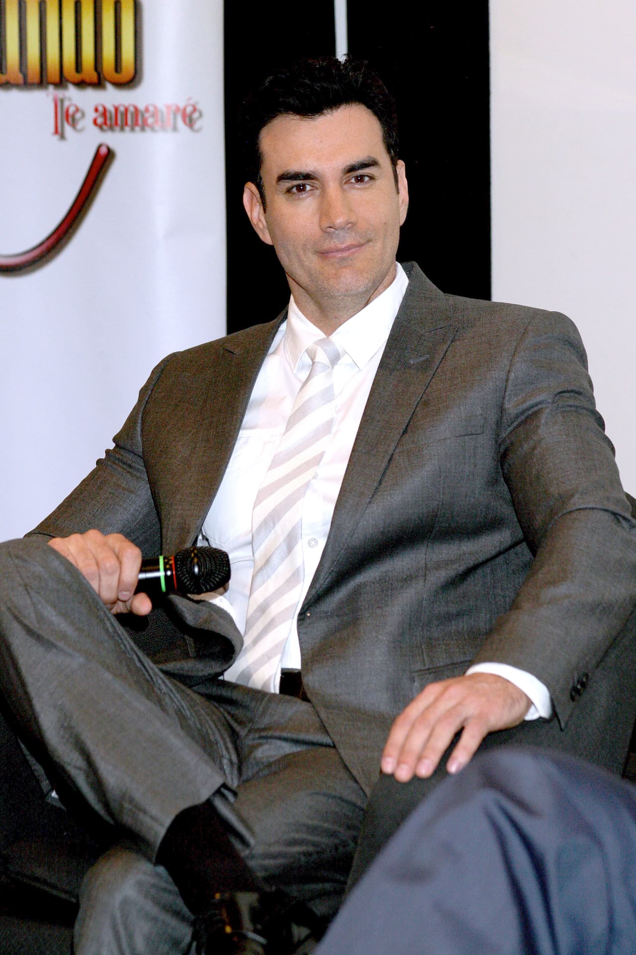 El actor ahora está trabajando en la puesta en escena "Divorciémonos Mi Amor", pero no olvida a los fans de sus telenovelas.