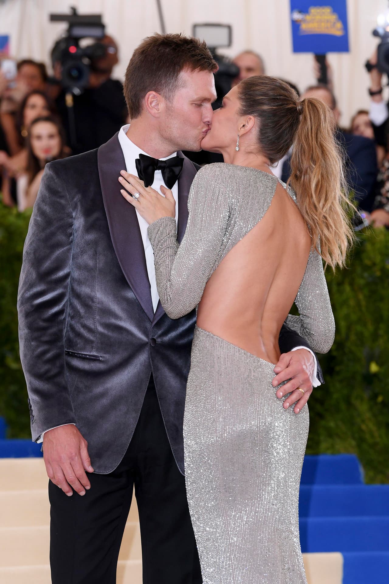 Tom Brady y Gisele Bündchen se besan en el Met Gala.