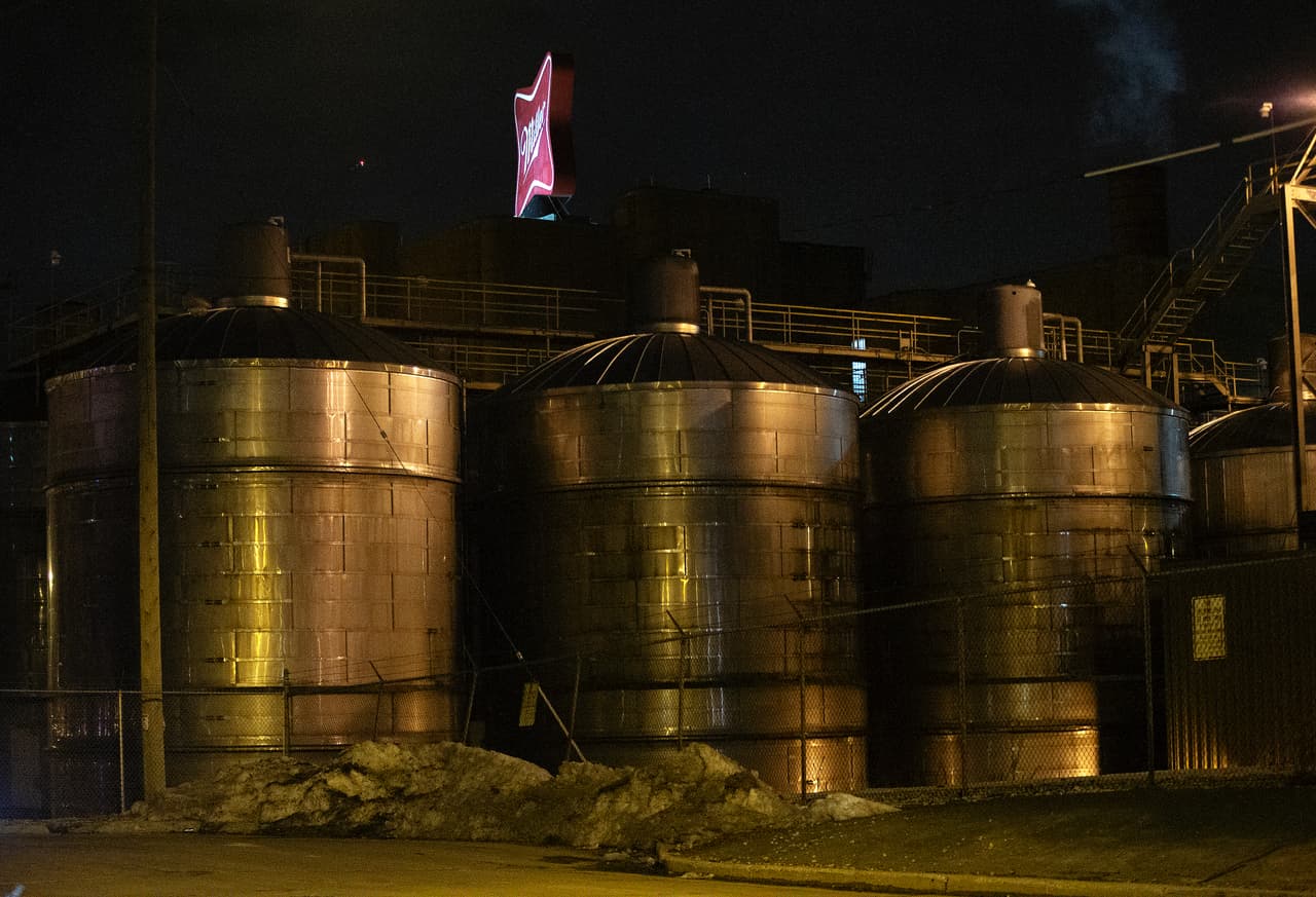 De acuerdo a reportes del medio 
<a href="https://www.wisn.com/article/active-shooter-at-millercoors-in-milwaukee/31119531" target="_blank">local WISN</a>, se trató de una situación de un hombre armado activo en las oficinas centrales de Molson Coors Brewing Co. El medio 
<a href="https://www.jsonline.com/story/news/local/2020/02/26/active-shooter-reported-molsoncoors-campus-unknown-injuries/4884282002/" target="_blank">Milwaukee Journal Sentinel,</a> indicó que la compañía le informó a sus empleados sobre un agresor armado que estaba activo, localizado en el área de paquetería sur del edificio número cuatro, en las escaleras del segundo piso.
<br>
<br>La situación estuvo activa durante horas y múltiples agencias de seguridad respondieron a la escena.
<br>