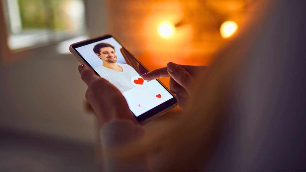 <b>Confía en tus instintos: </b>Los expertos de Chase concluyen que si
<b> algo te hace sentir incómodo o sospechoso, confía en tu intuición</b>. Los estafadores pueden manipularte emocionalmente, pero nunca está de más pedir ayuda o detener una conversación que no te dé confianza.