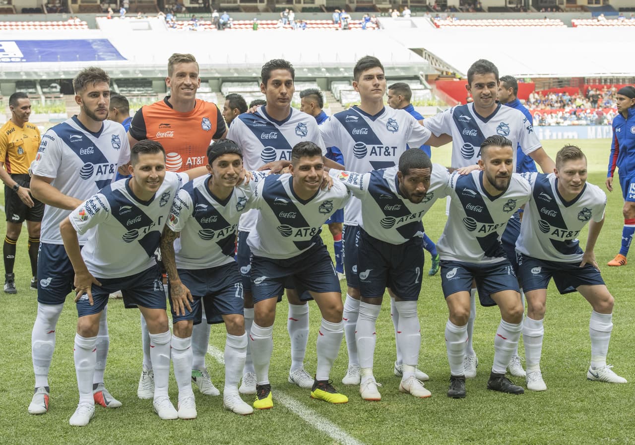 Los jugadores del Puebla posan antes del inicio del partido.