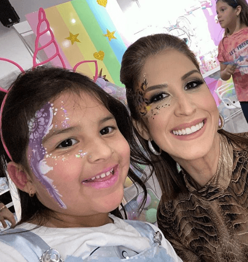 Sofía, de cuatro años, y Camila, de 11 años, son algunas de las mujercitas que iluminan su vida.