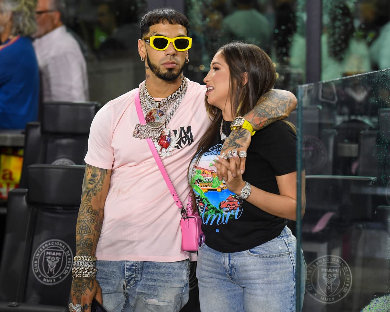 El boricua fue captado así junto a 
<b><a href="https://www.univision.com/famosos/la-novia-de-anuel-aa-demostro-ser-fan-de-karol-g-este-video-lo-comprueba-video" target="_blank">Laury Saavedra, quien es su nueva novia. </a></b>
<br>