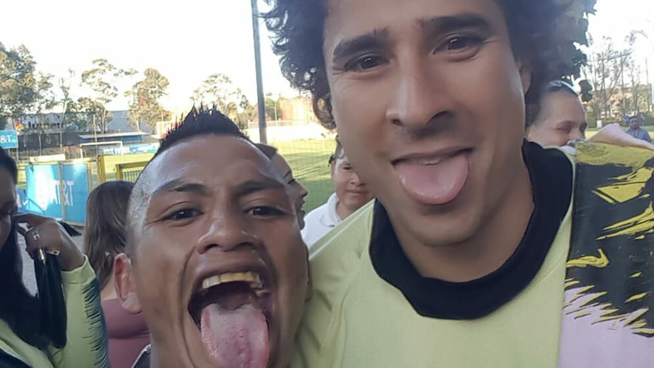 Perro Rabioso rompe las redes por foto con Memo Ochoa