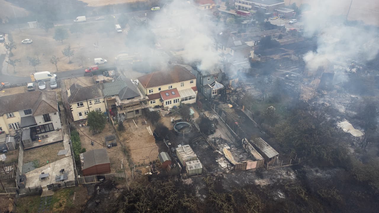 En esta vista aérea, se observa el humo de los incendios en un área residencial que combaten los servicios de bomberos el 19 de julio de 2022 en Wennington, Inglaterra. Una serie de incendios estallaron alrededor de la capital británica en medio de la intensa ola de calor.