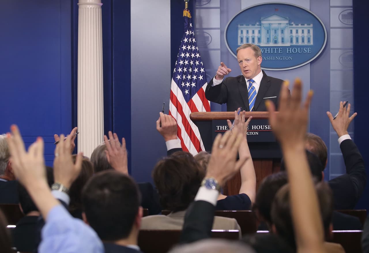 <b>9. Cometió errores históricos como “Hitler no usó armas químicas contra su pueblo"</b>
<br>Sean Spacer cometió un error de proporciones históricas al asegurar que el presidente de Siria Bashar al-Asad había tenido un comportamiento más reprochable que el líder de la Alemania nazi Adolfo Hitler. Así lo dijo Spicer durante la rueda de prensa: “A
<b>lguien tan despreciable como Hitler no descendió a usar armas químicas durante la Segunda Guerra Mundial</b>”, con lo que quería recalcar que la alianza de Rusia con Siria es moralmente cuestionable.
<br>