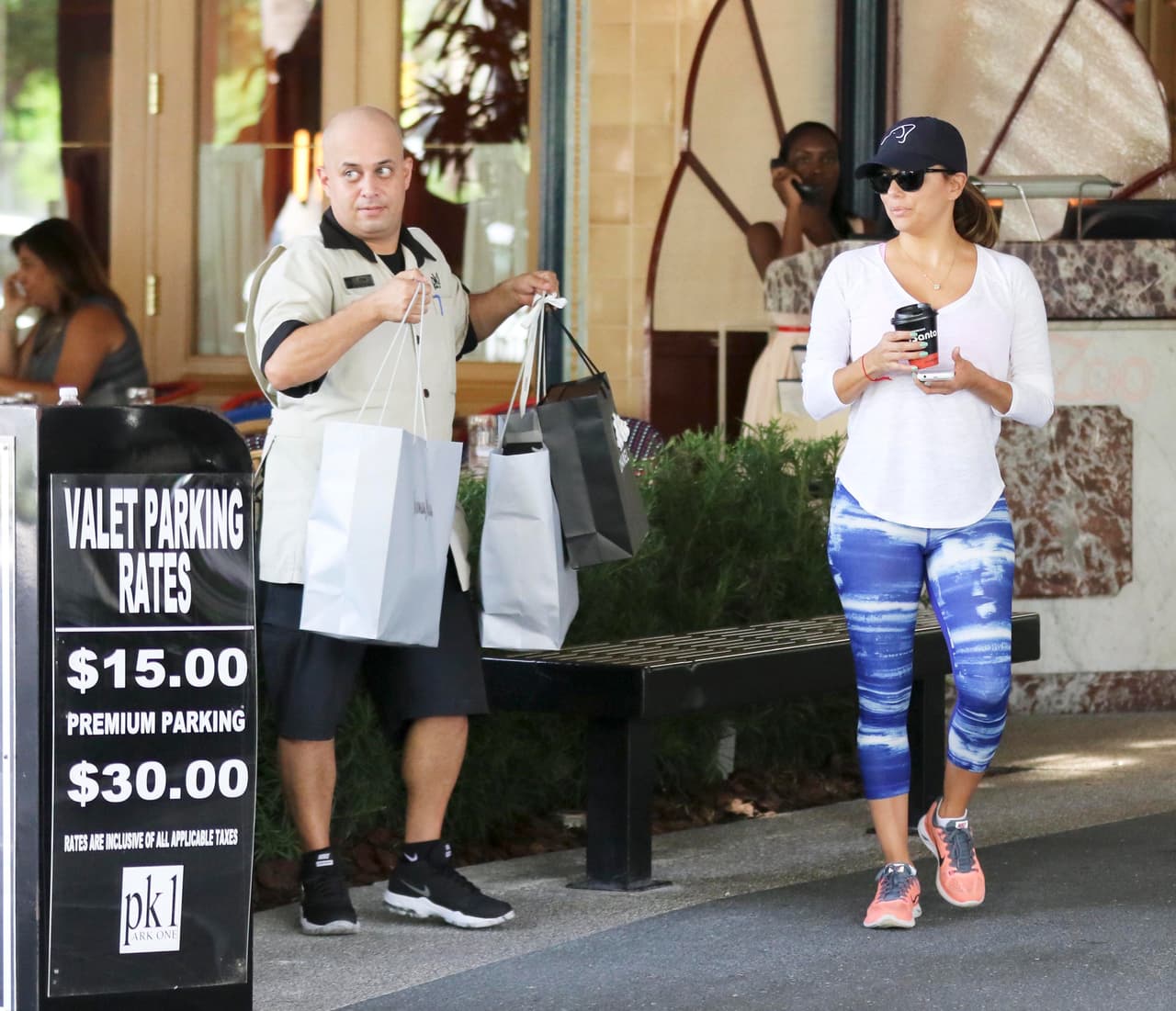 Eva Longoria se fue de compras en Florida.