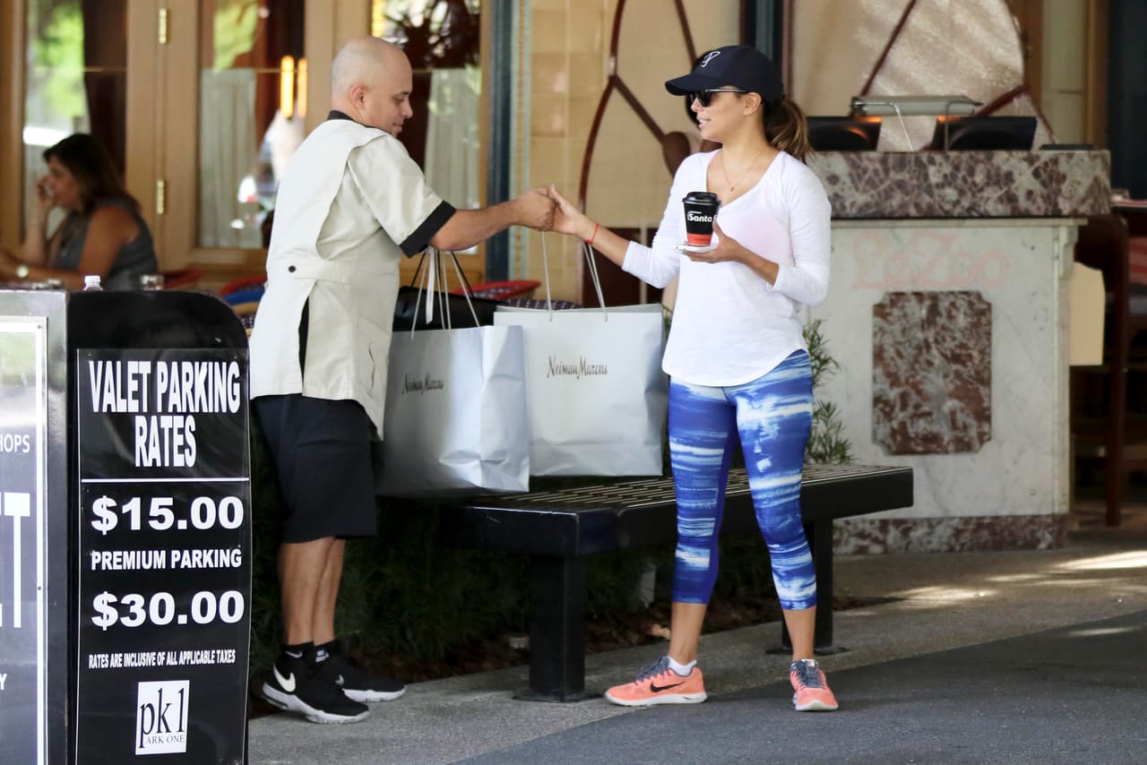 Y en el mall, uno de los empleados le llevaba sus bolsitas con las compras.