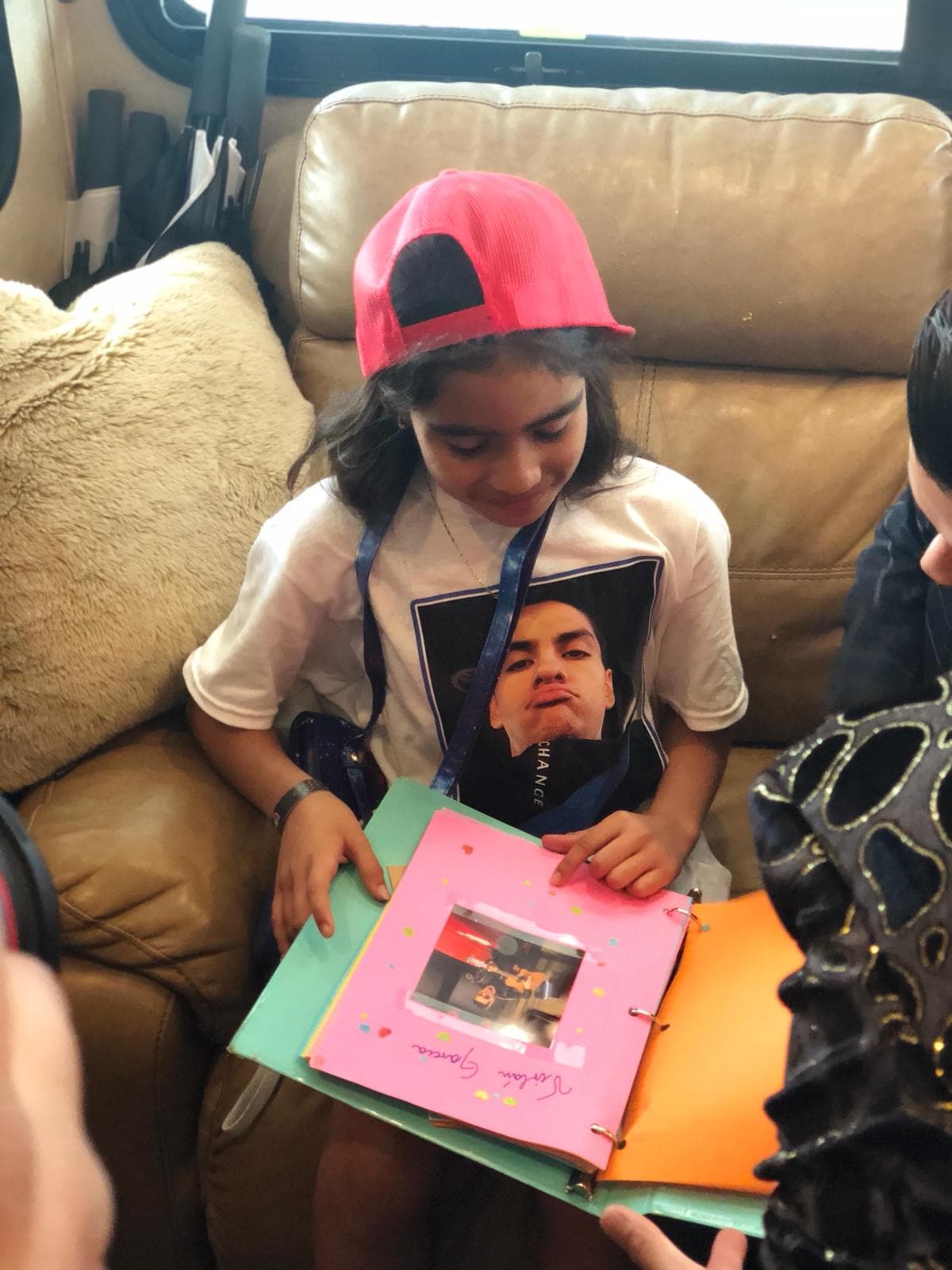 Ella tenía puesta una camiseta de Virlan García y también llevó todos los álbumes que guarda con fotos y recortes de su cantante favorito.