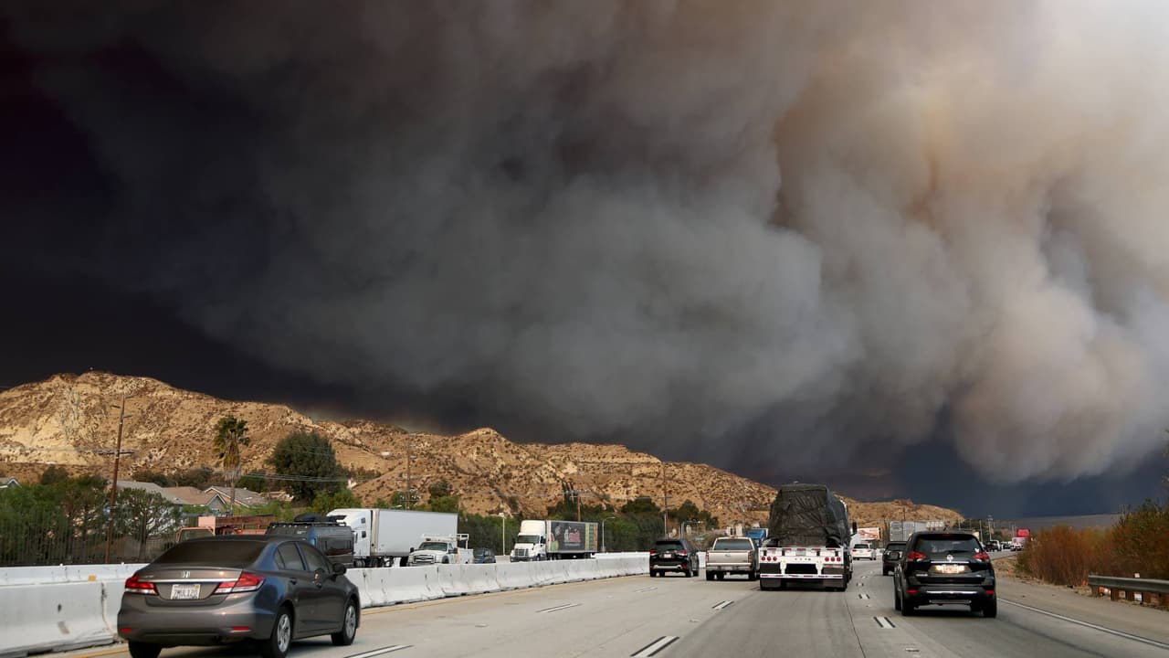 Con su rápido crecimiento, el incendio Hughes pone a 31,000 personas bajo órdenes de evacuación