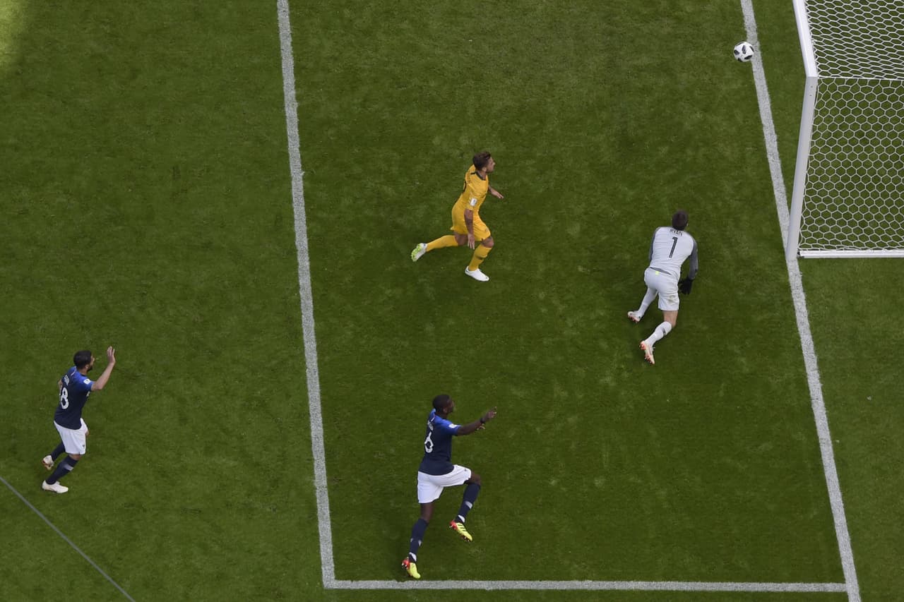 La tecnología de la línea de gol validó el tanto, ya que pegó en el horizontal y bajó con mucha rapidez. Los franceses celebraban.