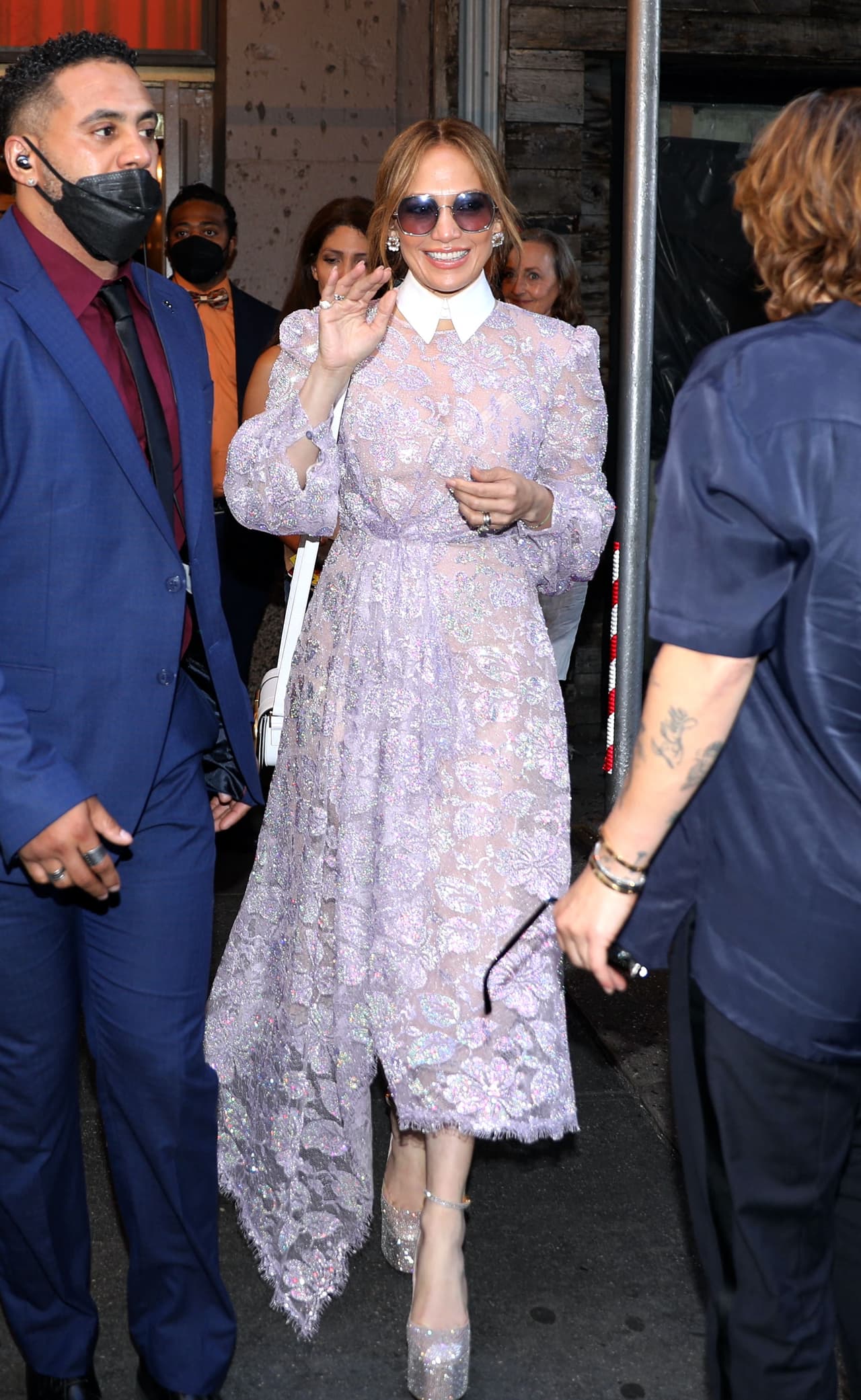 Pese a su altura, la interprete de ‘Waiting for tonigt’ no tuvo ningún inconveniente al caminar mientras se abría paso entre la gente. 
<br>