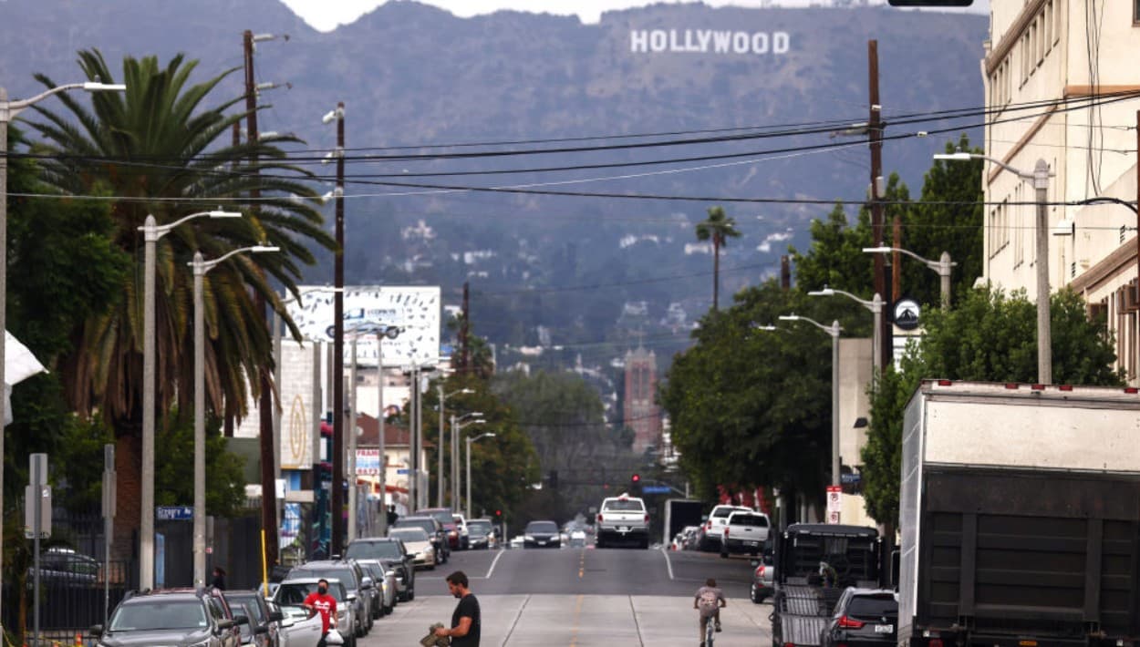 A punta de pistola y plena luz del día, roban un Porsche en Hollywood y huyen 'escoltados' por un Tesla