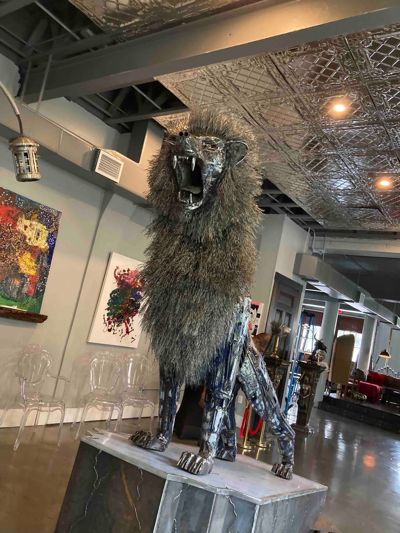 Los materiales son pistolas de agentes que han sido dadas de baja en el Departamento y partes de la patrulla del oficial Madsen.