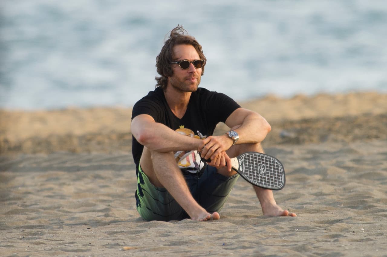 A este galán le gusta jugar con la raqueta y la pelota en la arena, sobre todo cuando viaja con su 
<b><a href="http://www.univision.com/programas/novelas/sebastian-rulli-confiesa-que-su-hijo-le-pidio-que-perdonara-a-mark-tacher">hijo Santiago</a></b>.