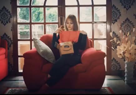 Gaby sacó sus arracadas, el labial y vestido rojos que la caracterizaban.