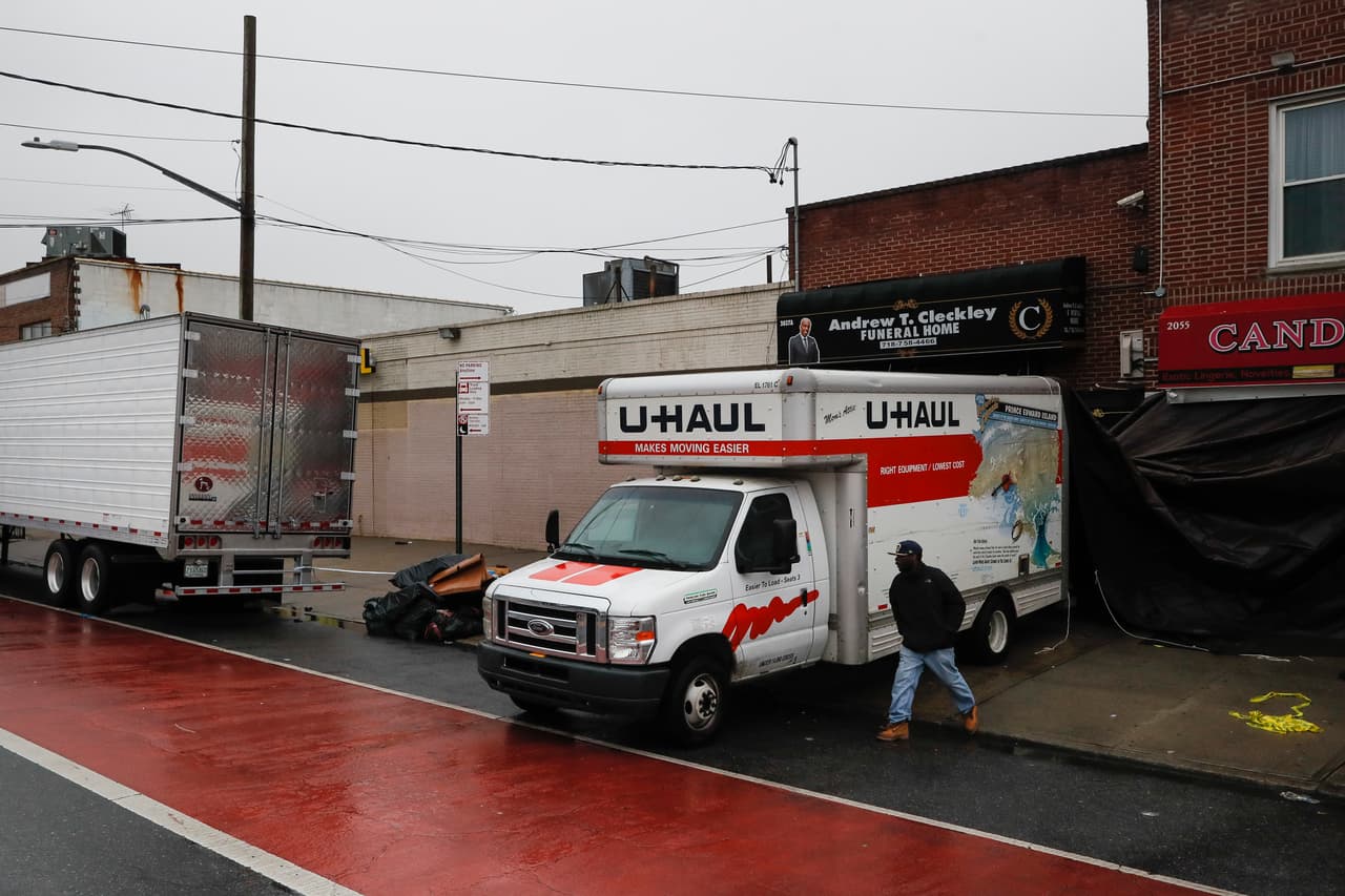 Hace solo un par de días, el presidente del condado de Brooklyn, Eric Adams, le pidió a la ciudad y al estado que se implemente un sistema más digno para manejar los cuerpos de las víctimas de 
<a href="https://www.univision.com/temas/coronavirus">coronavirus</a> que se han ido 
<a href="https://www.univision.com/local/nueva-york-wxtv/tiran-los-cadaveres-como-si-fueran-basura-piden-mas-respeto-para-las-victimas-mortales-de-coronavirus-en-nueva-york">acumulando en morgues temporales</a> alrededor de la ciudad. Petición que el alcalde Bill de Blasio apoyó.