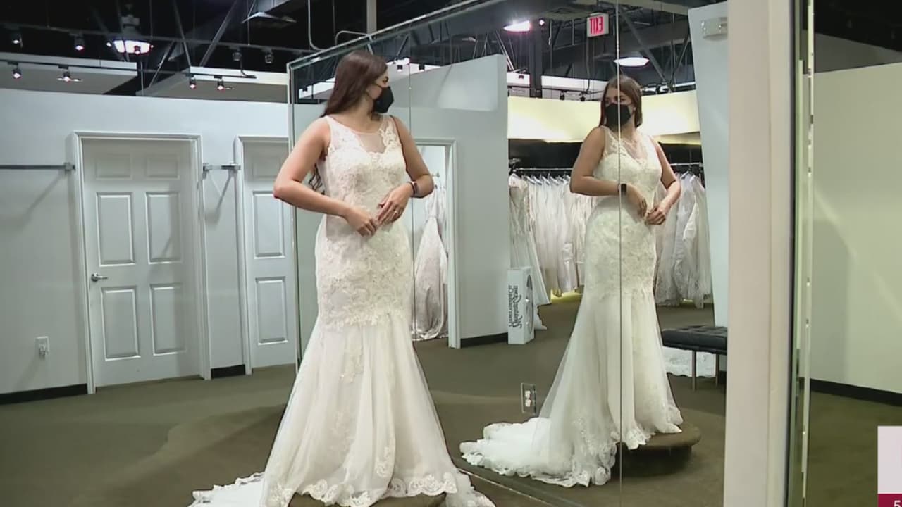 Trabajadoras de la salud recibieron vestidos de novia gratis
