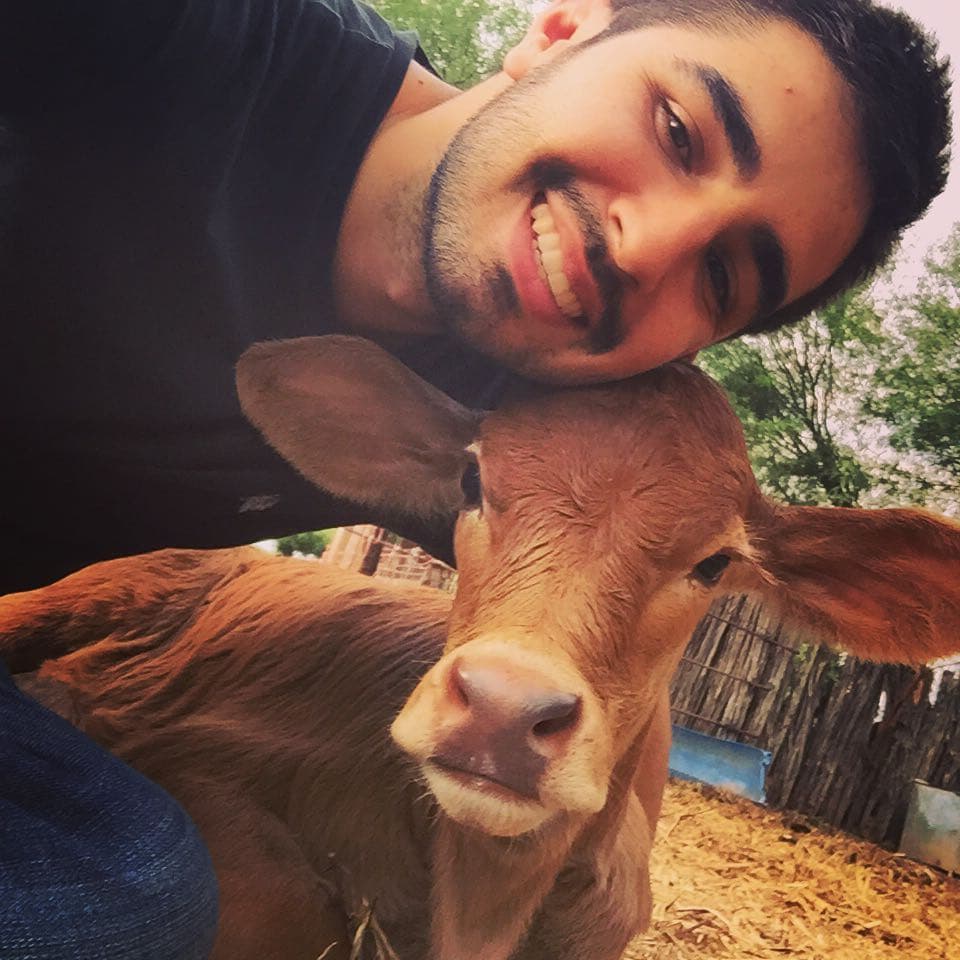 Como tiene una verdadera pasión por la ganadería confiesa que le encantaría encontrar a una mujer que le gusten algunas de las cosas que él ama, como la vida de rancho. “Pero también hasta cierto grado. Porque no quisiera una mujer sin personalidad, que haga todo lo que a mi me gusta y nada más”.