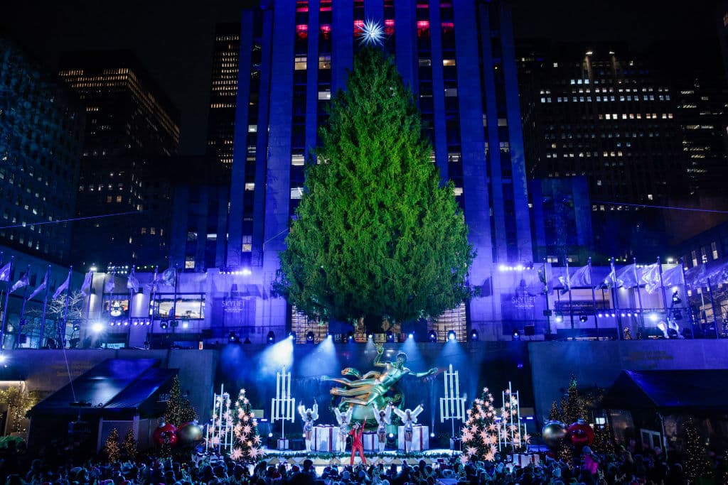 El evento, que marca el inicio de las celebraciones navideñas en la ciudad, contó también con las actuaciones de Kelly Clarkson, Little Big Town y Coco Jones. El árbol del Rockefeller Center es uno de los símbolos más reconocidos de la temporada navideña en Nueva York y atrae anualmente a miles de visitantes locales y turistas.