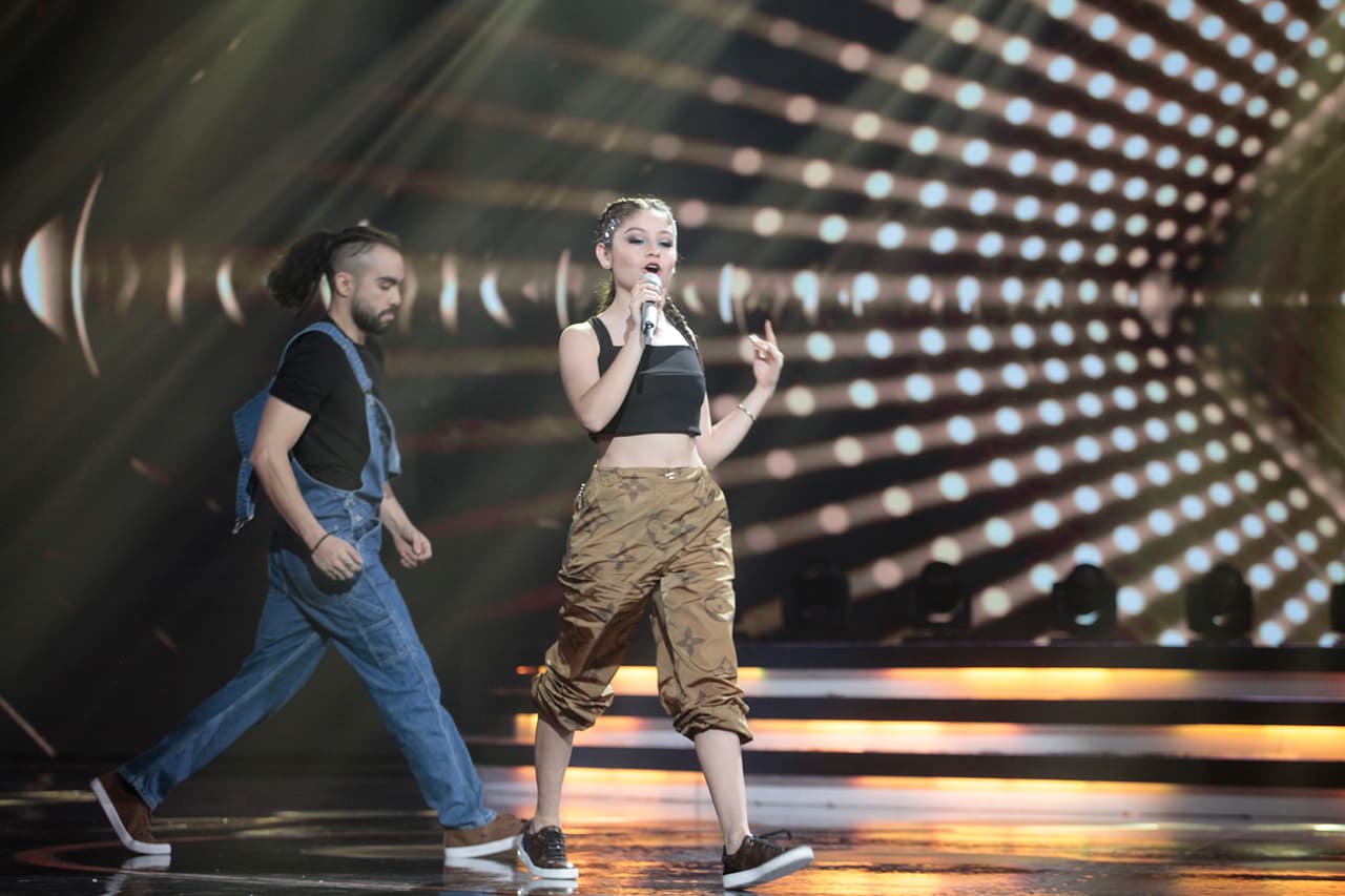 Con un look mucho más relajado, la más joven del panel de jueces volvió a enloquecer a sus seguidores, 
<a href="https://www.univision.com/shows/pequenos-gigantes/a-la-kim-kardashian-karol-sevilla-se-luce-en-la-semifinal-de-pequenos-gigantes-fotos" target="_blank">esta vez con unas trenzas al estilo Kardashian</a>.