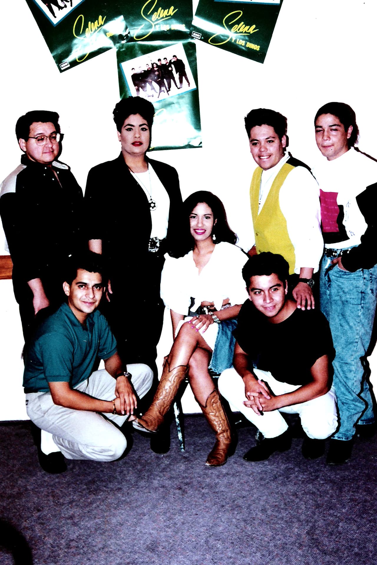 'La Reina del Tex-Mex' inició su carrera musical con Selena y Los Dinos, junto a sus hermanos AB, quien se encargaba del bajo, y Suzette Quintanilla, quien hacía lo propio en la batería.