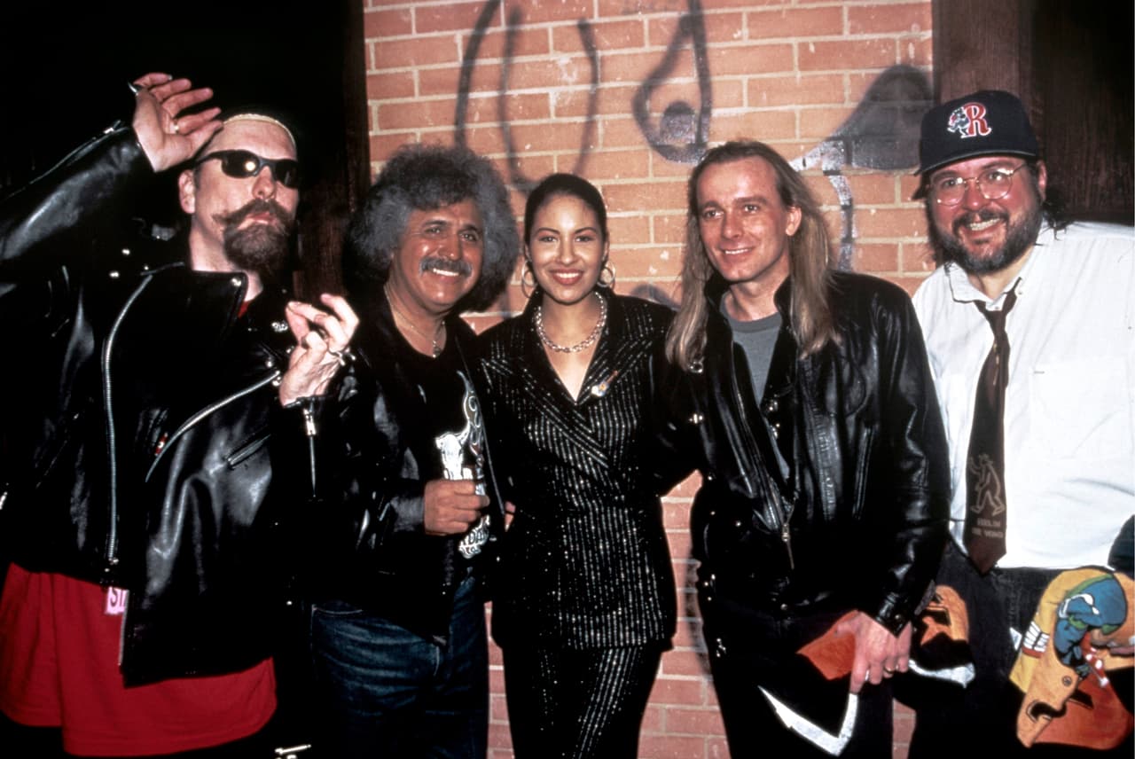 Selena será recordada por siempre, y sus grandes amigos cada año le dedican un mar de oraciones. D.E.P, Selena Quintanilla.